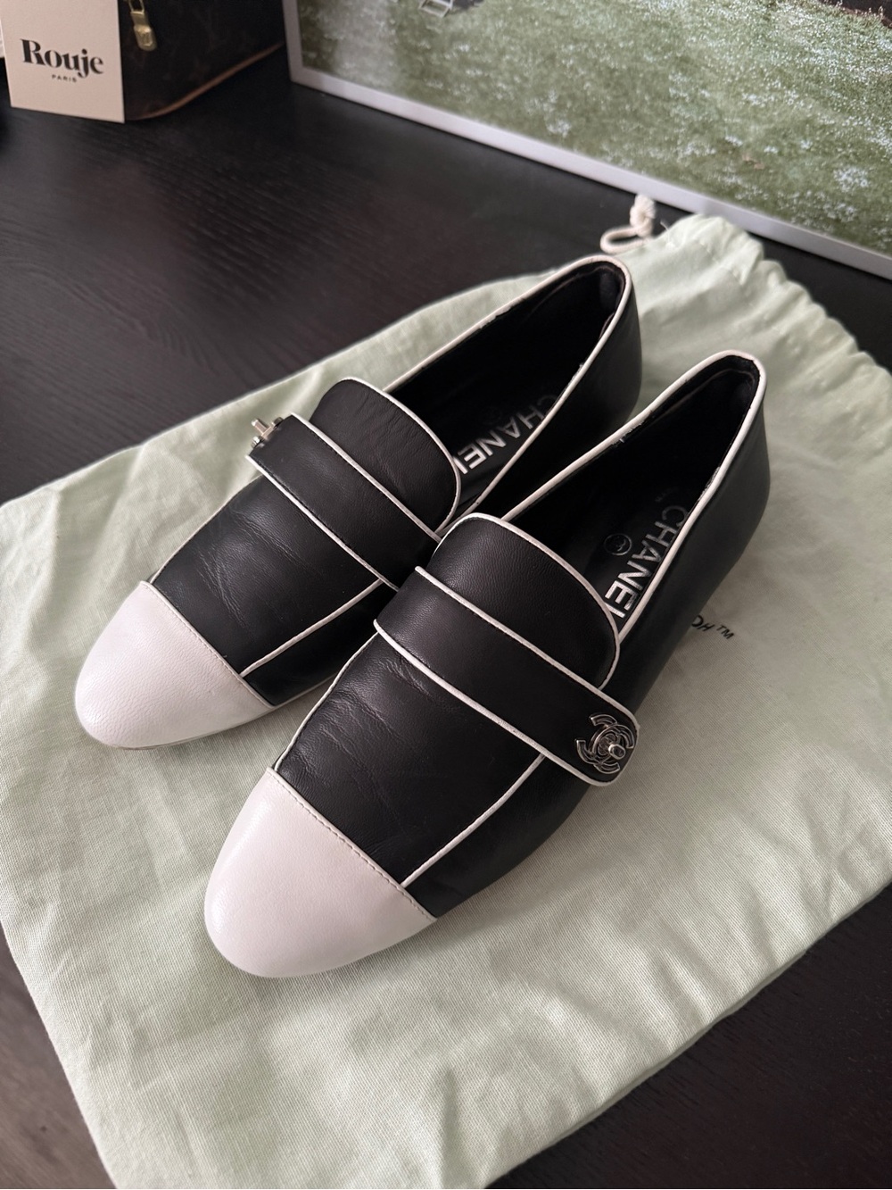 🍒CHANEL Black\White Leather Cap Toe Turn lock Logo Loafers US6